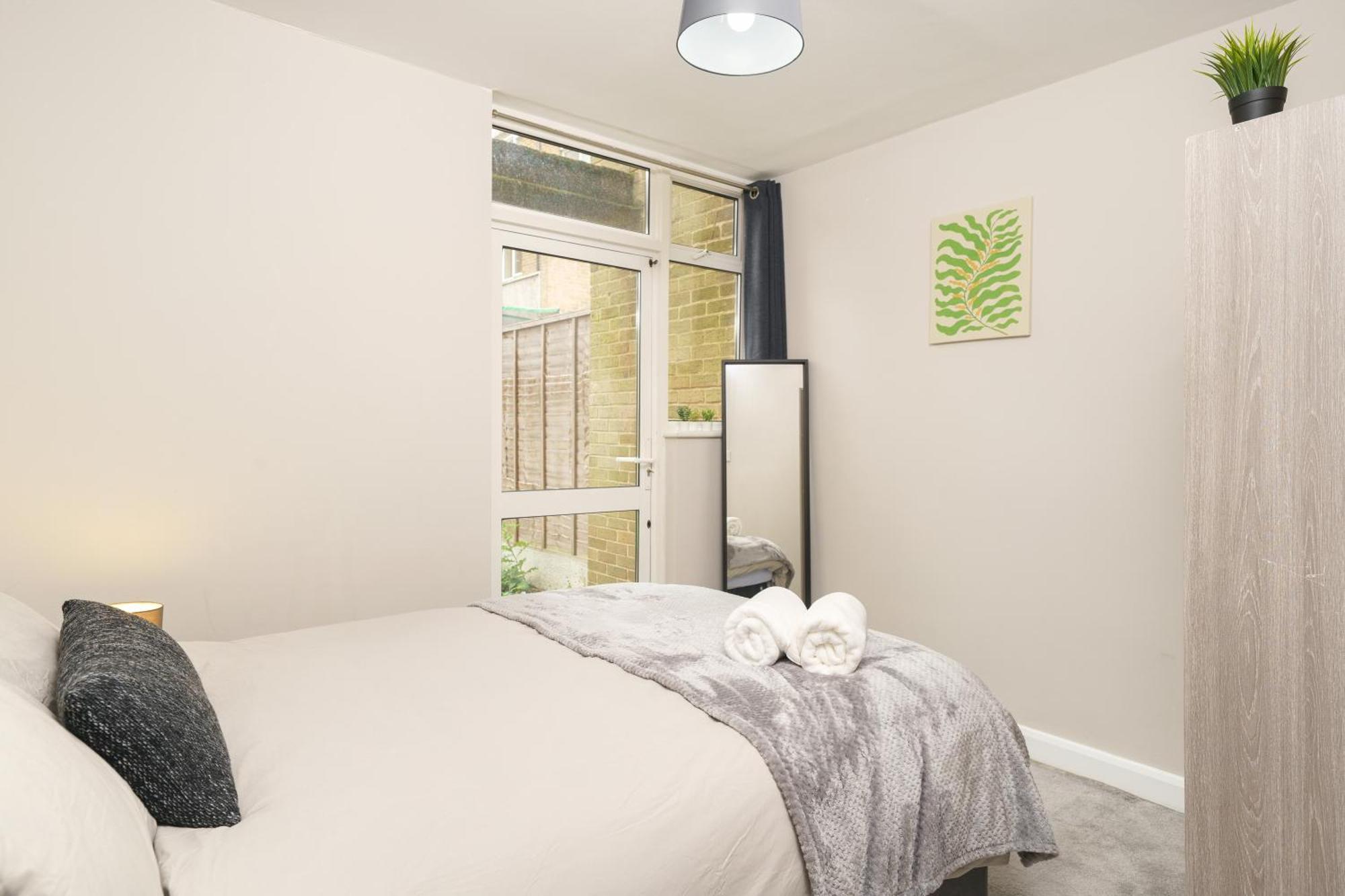 Cozy 2-Bed Garden Flat, With Free Private Parking, Wembley Apartment Лондон Екстериор снимка